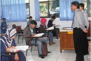 Rektor Universitas Kuningan saat memantau jalannya tes seleksi PMB calon mahasiswa Uniku